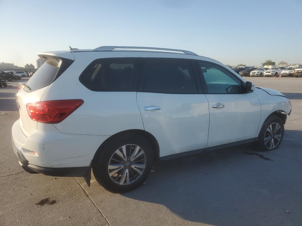 Nissan Pathfinder S Image 3