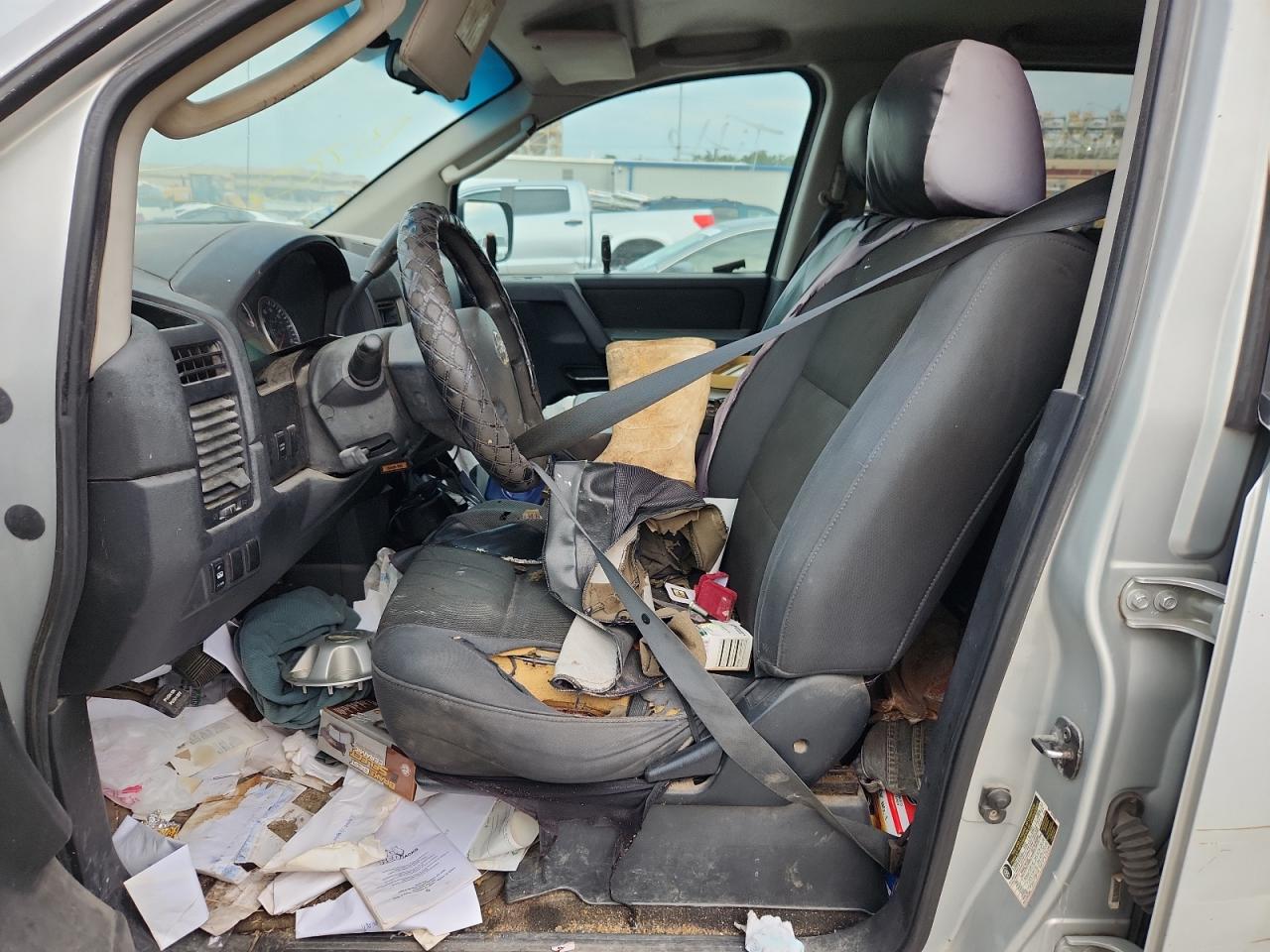 Nissan Titan Xe Image 7