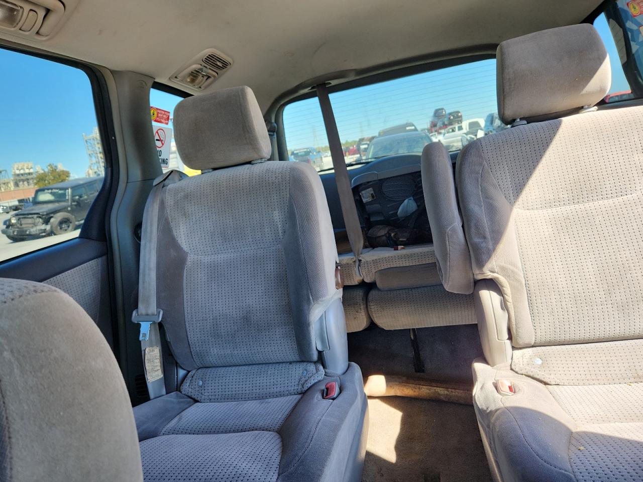 Toyota Sienna Ce Image 11