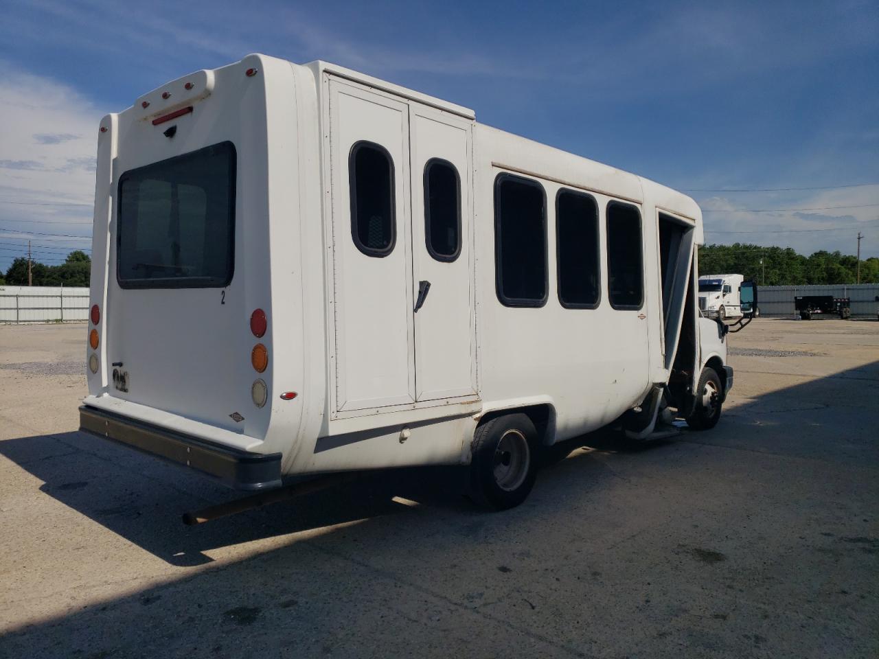 Chevrolet Express Image 6