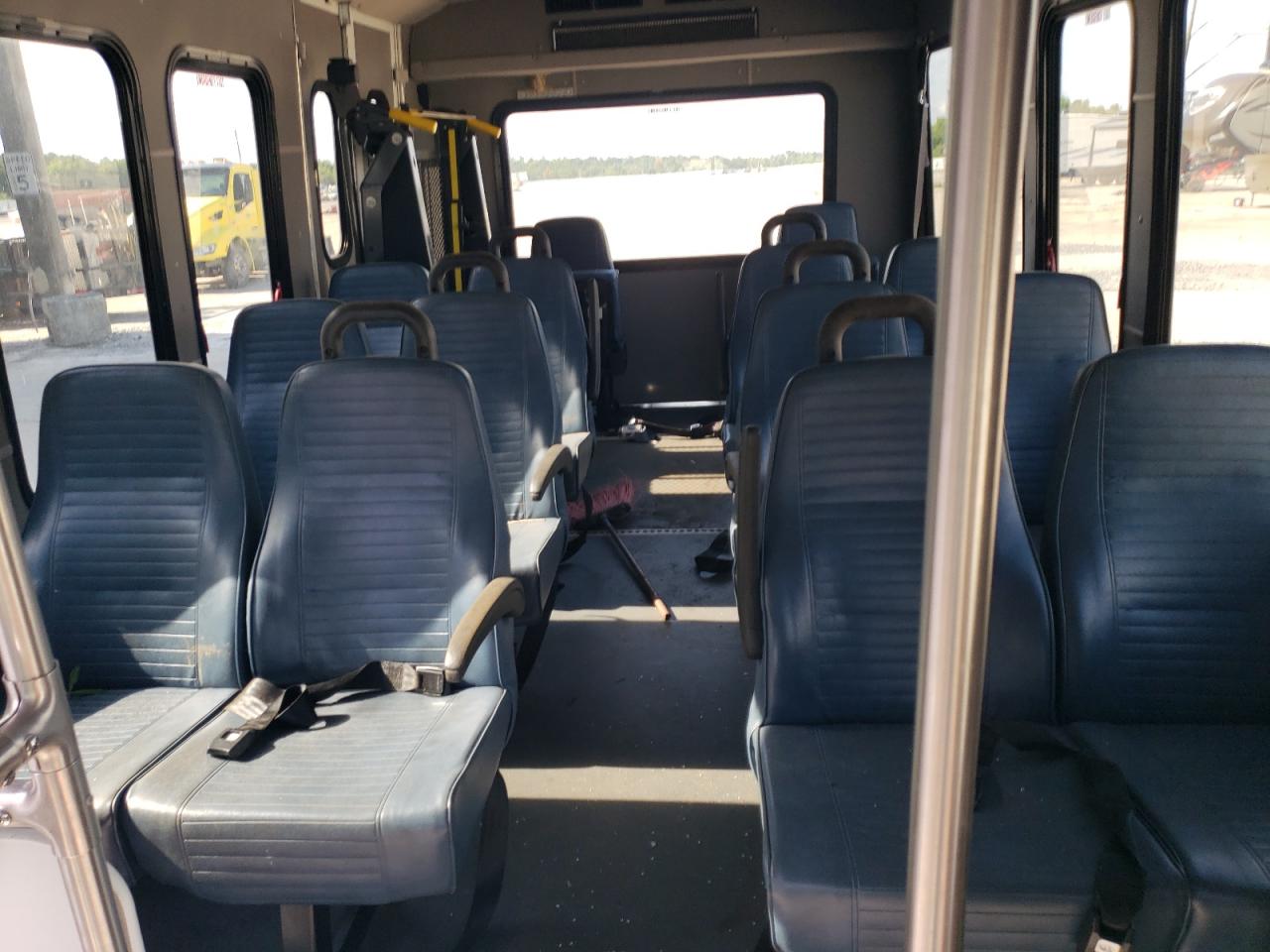 Chevrolet Express Image 10