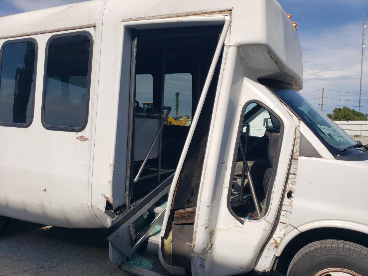 Chevrolet Express Image 9