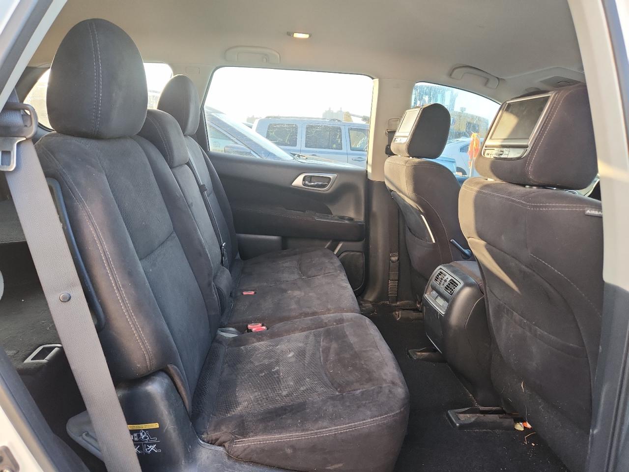 Nissan Pathfinder S Image 4