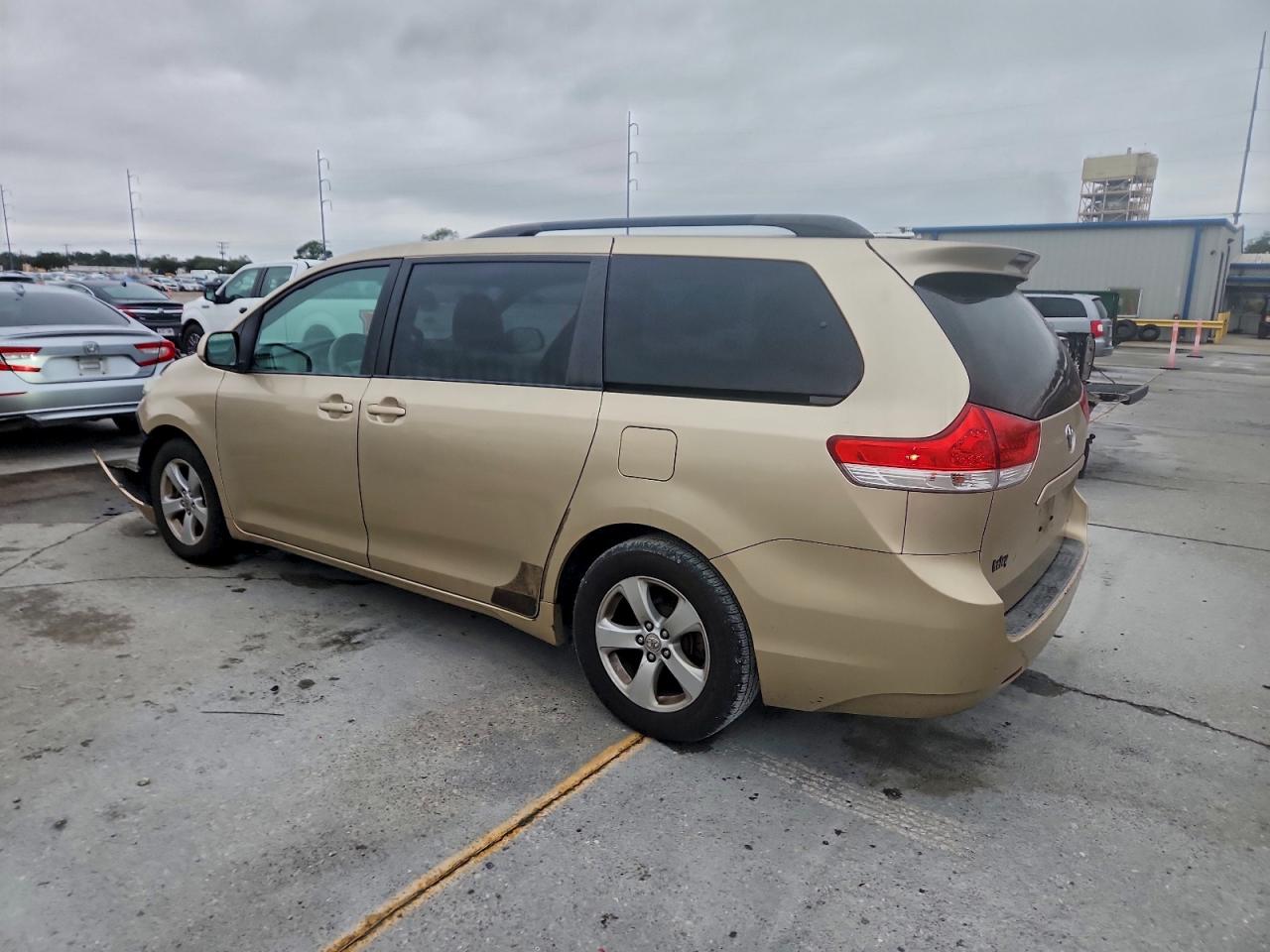 Toyota Sienna Le Image 11