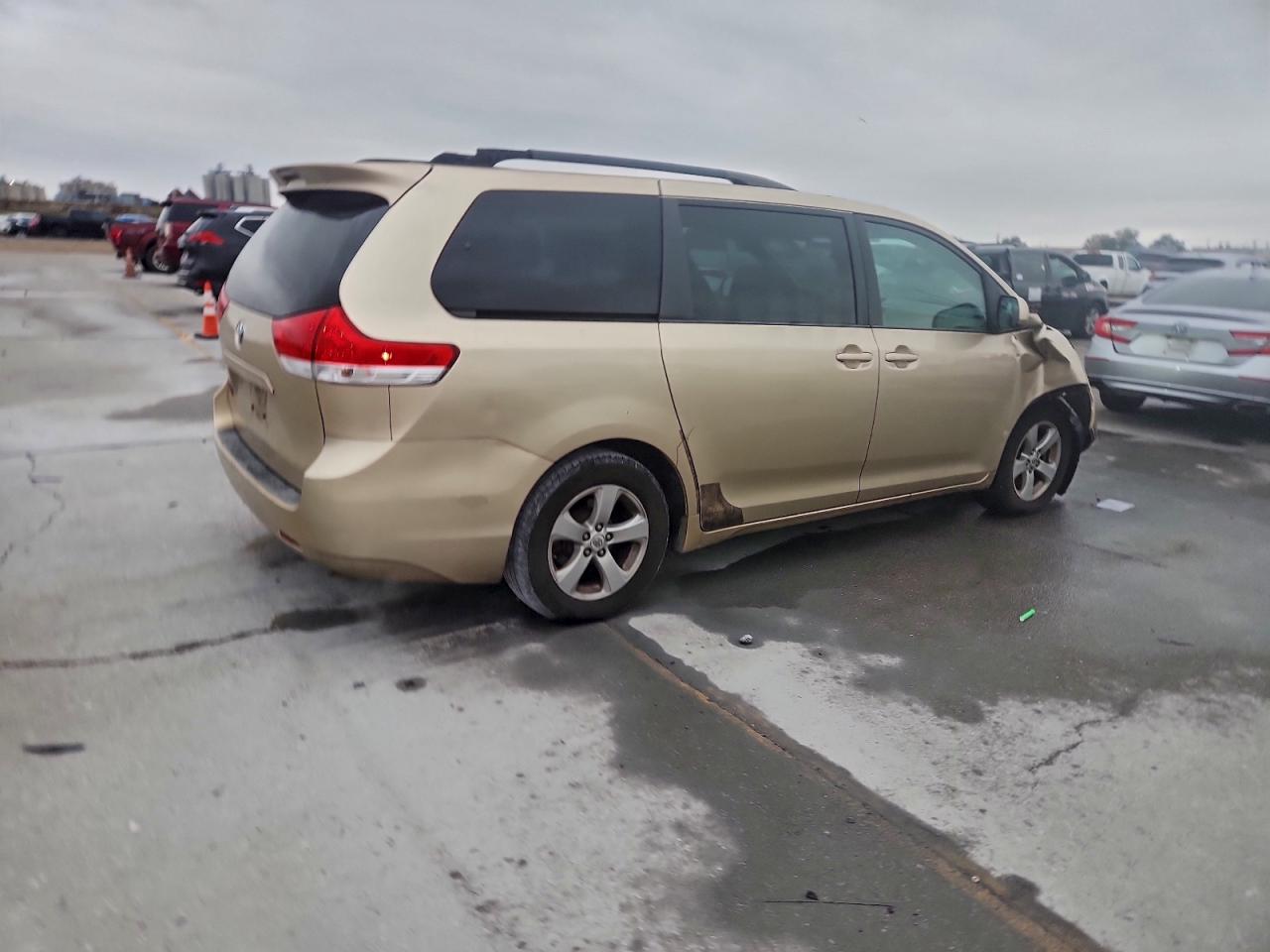 Toyota Sienna Le Image 4