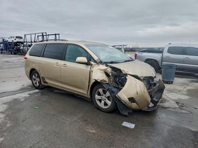 Toyota Sienna Le Image 8