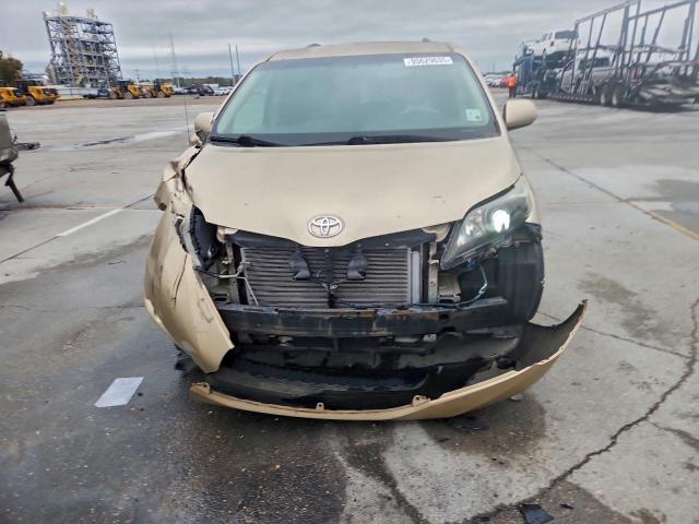 Toyota Sienna Le Image 6