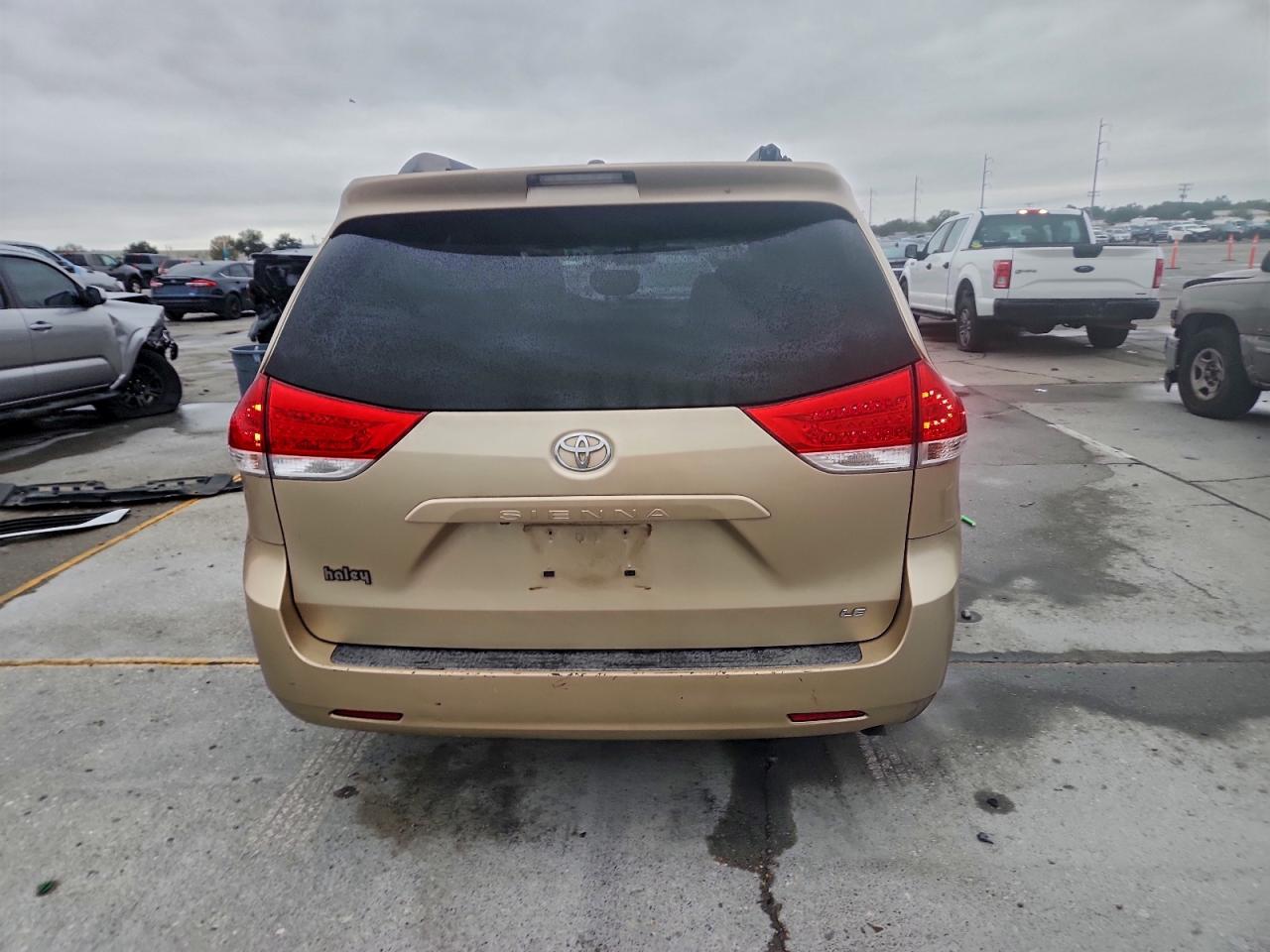 Toyota Sienna Le Image 12