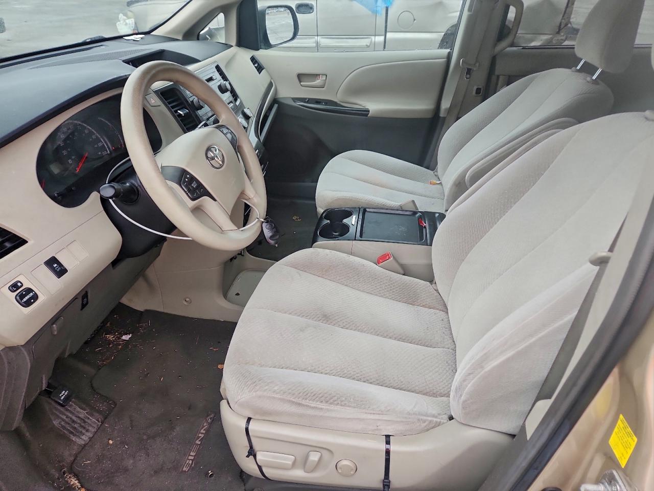 Toyota Sienna Le Image 3