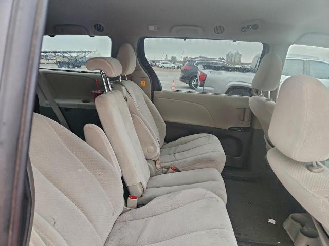 Toyota Sienna Le Image 14