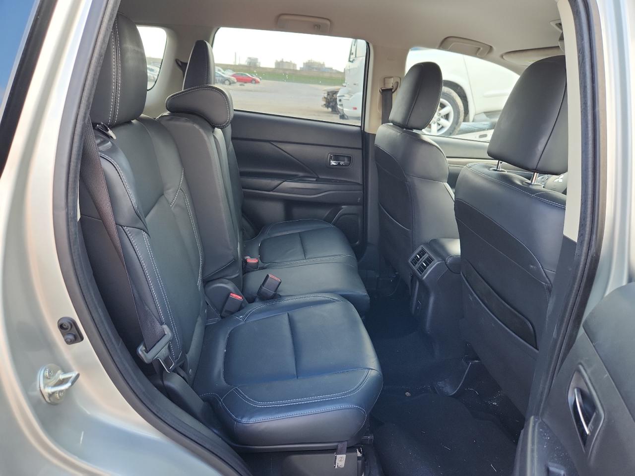 Mitsubishi Outlander Se Image 12