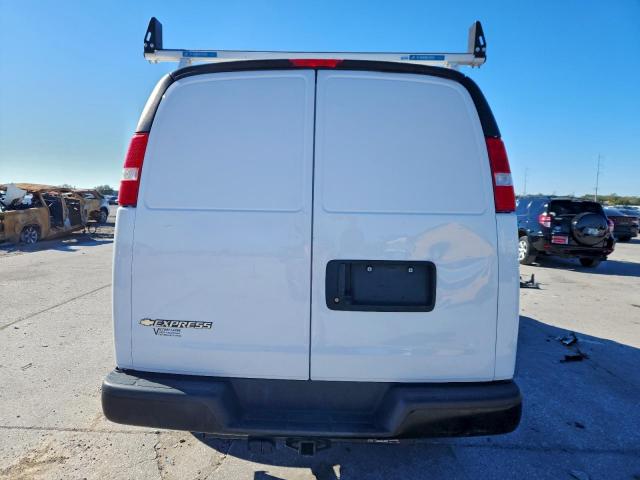Chevrolet Express Image 4