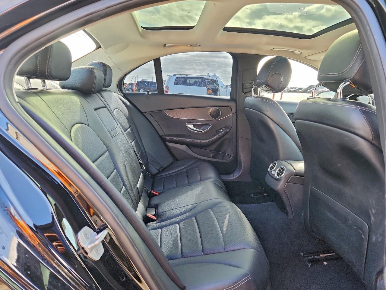 Mercedes-Benz C-Class 300 Image 4