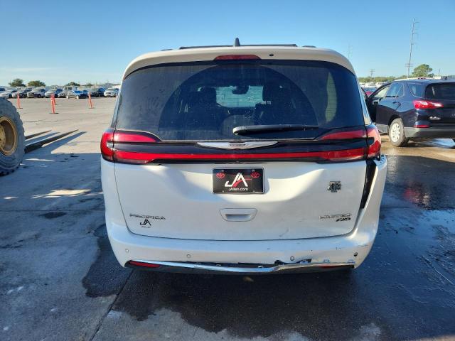 Chrysler Pacifica Limited Image 3