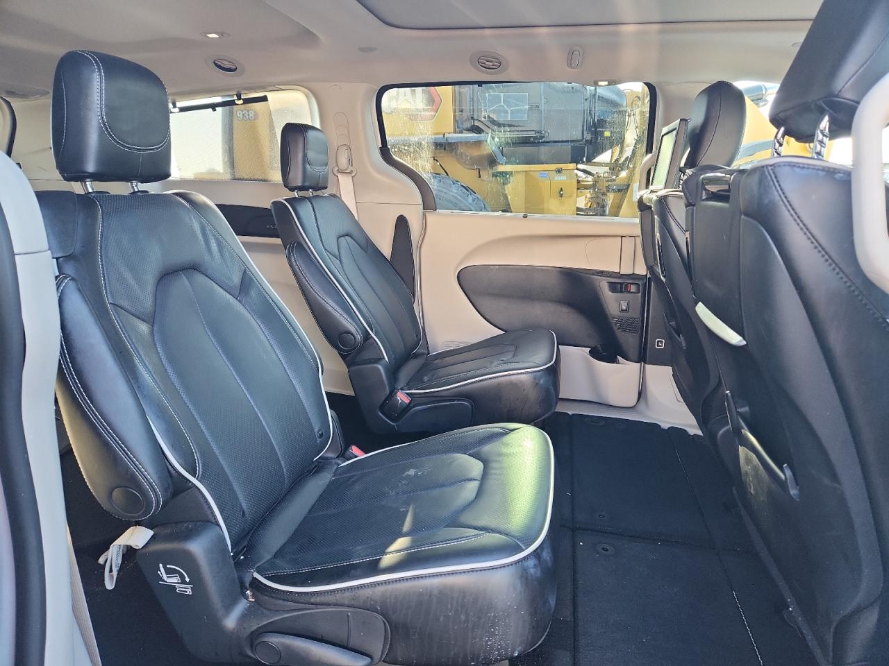 Chrysler Pacifica Limited Image 11