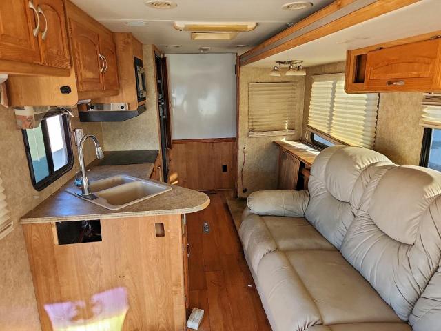 Ford F-550 Super Duty Stripped Chassis Image 4