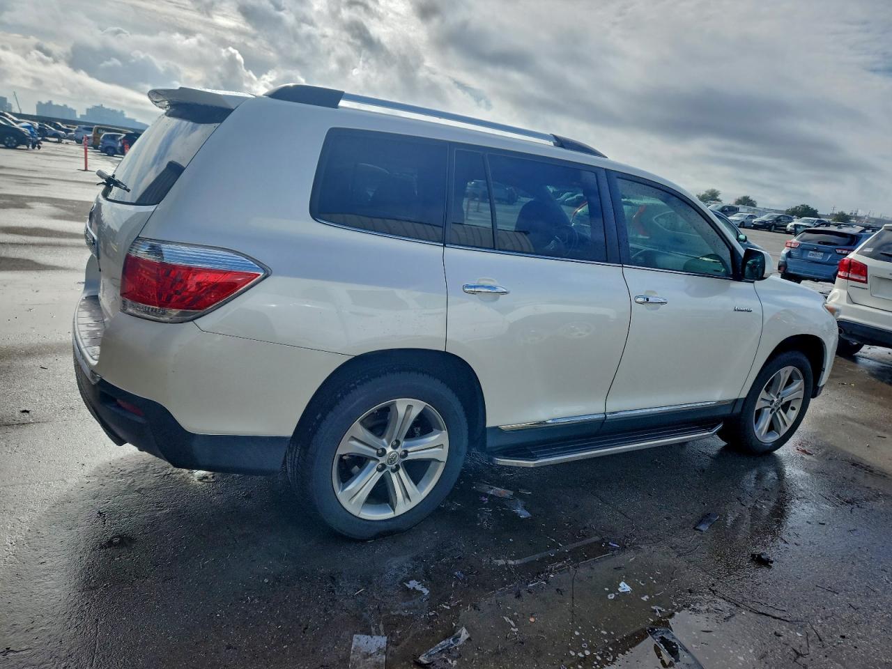 Toyota Highlander Limited Image 2