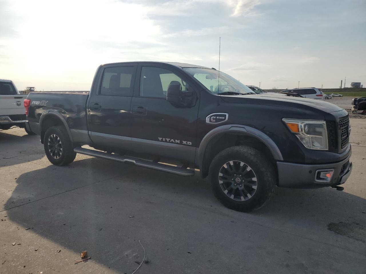 Nissan Titan Sl Image 6