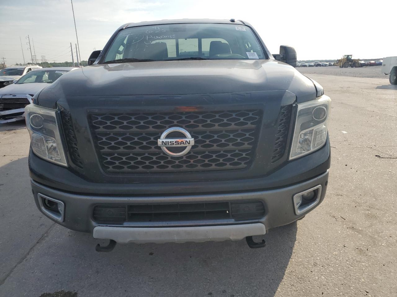 Nissan Titan Sl Image 5