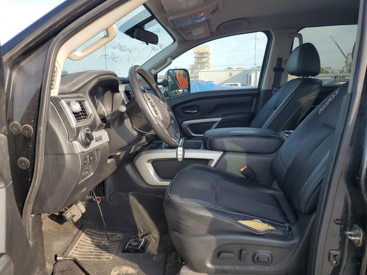 Nissan Titan Sl Image 4