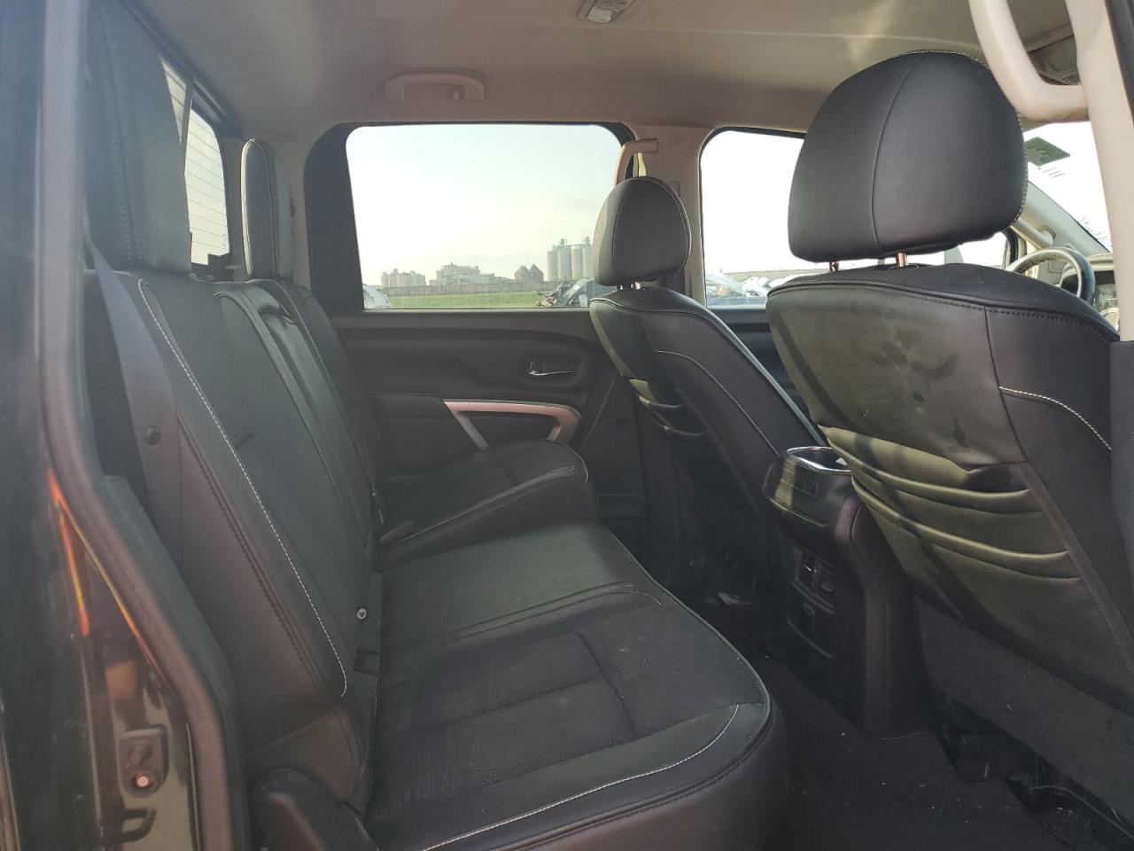 Nissan Titan Sl Image 10