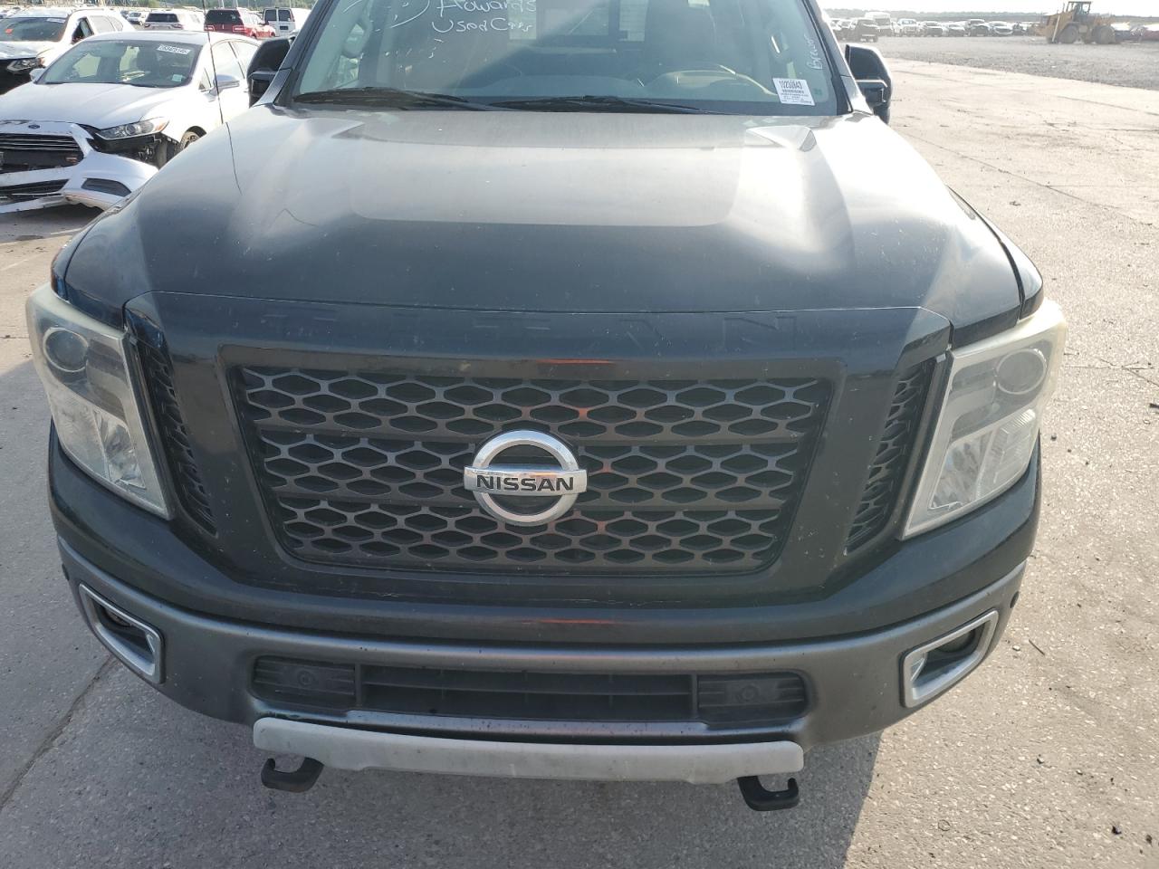 Nissan Titan Sl Image 9