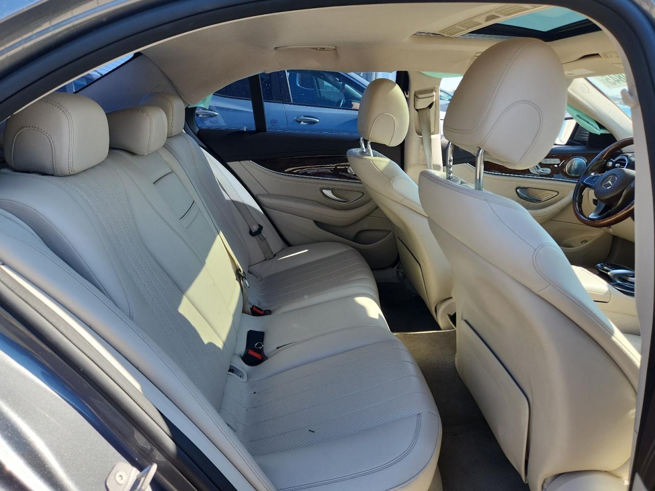 Mercedes-Benz E-Class 300 Image 12