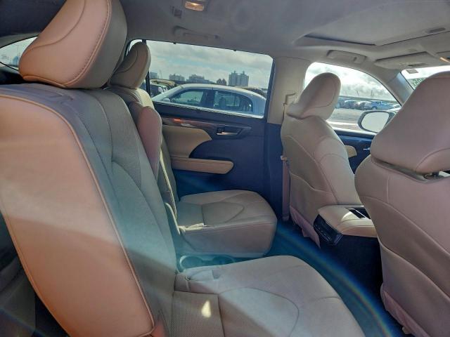 Toyota Highlander L Image 2