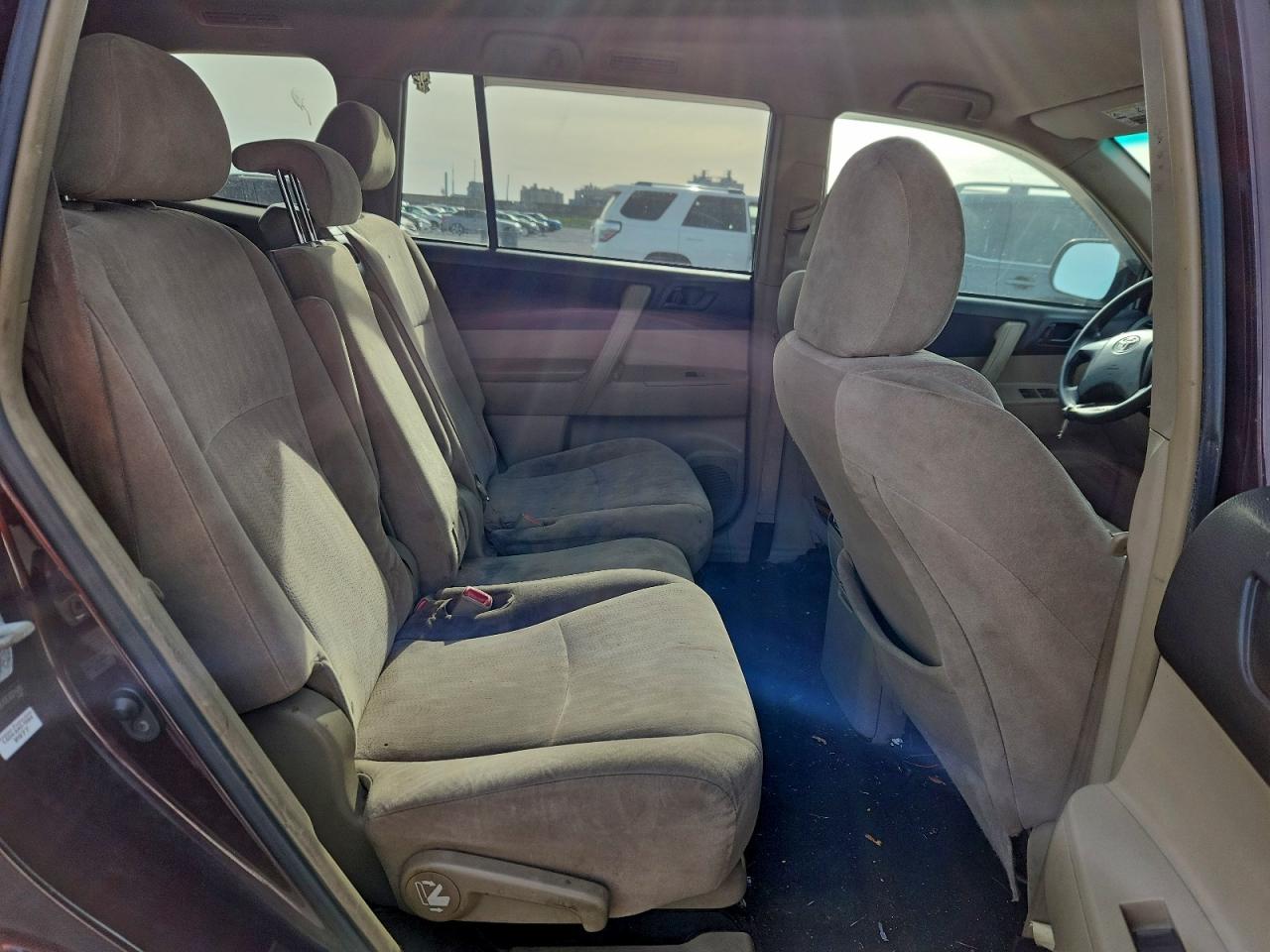 Toyota Highlander Base Image 13