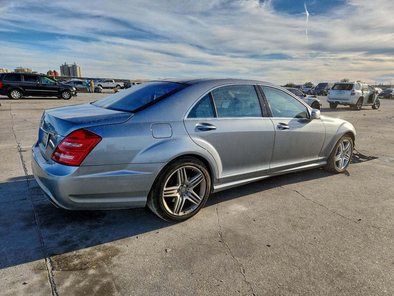 Mercedes-Benz S-Class 550 Image 12