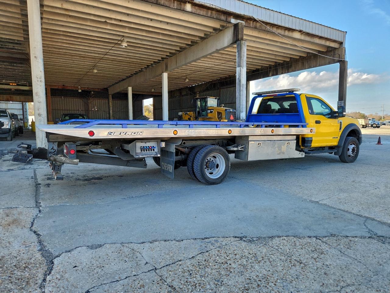 Ford F-550 Super Duty Image 2