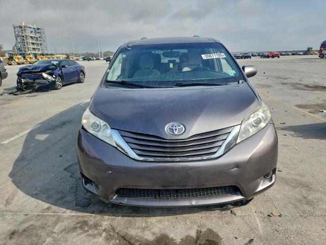 Toyota Sienna Le Image 12