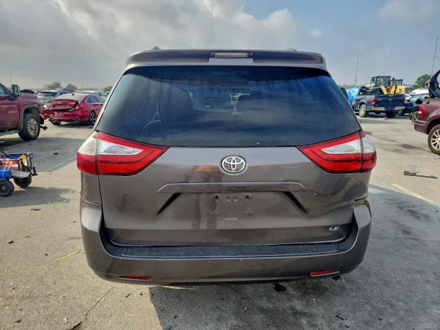 Toyota Sienna Le Image 7