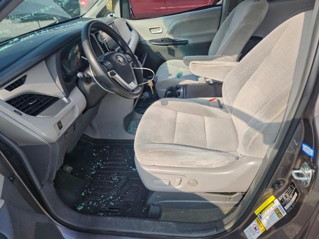 Toyota Sienna Le Image 2