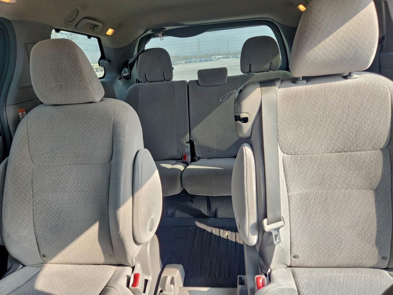 Toyota Sienna Le Image 4