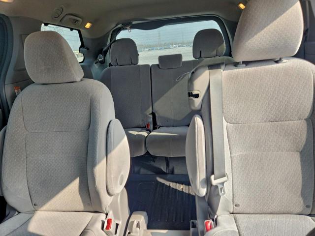 Toyota Sienna Le Image 4