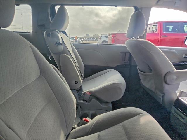 Toyota Sienna Le Image 3