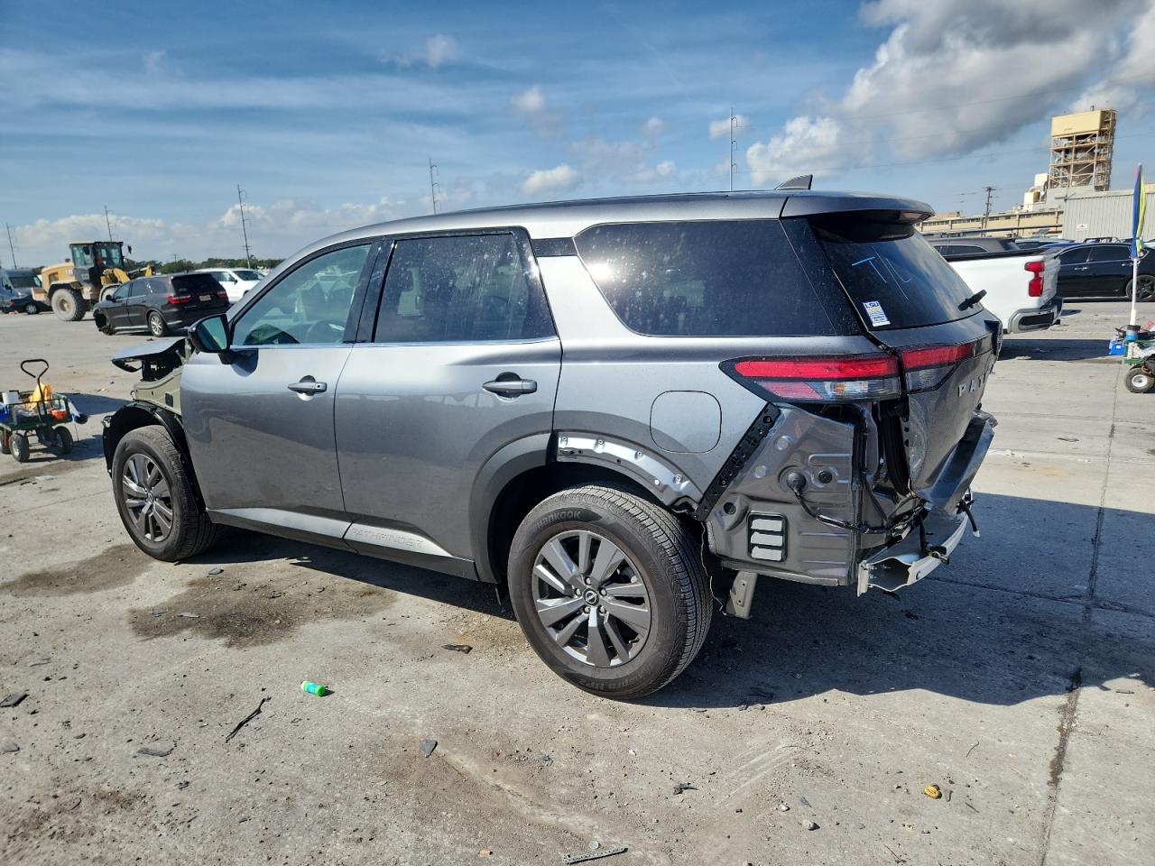 Nissan Pathfinder S Image 9