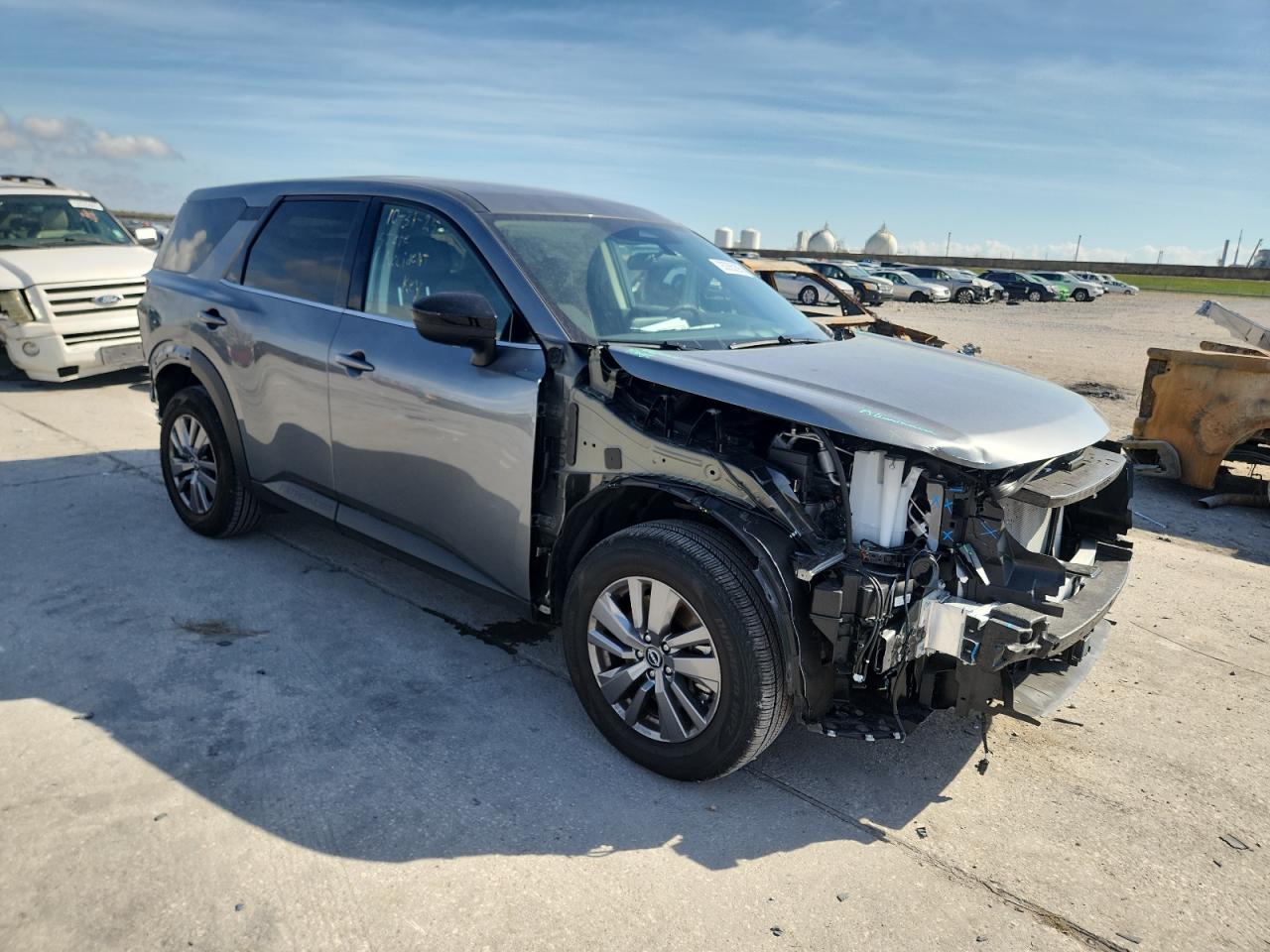 Nissan Pathfinder S Image 4