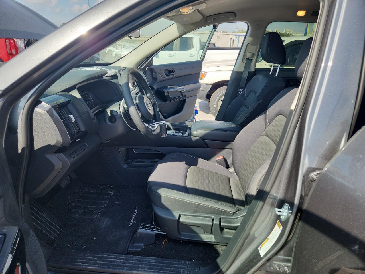 Nissan Pathfinder S Image 5