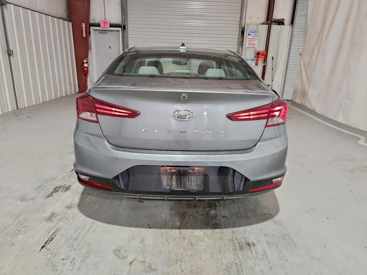 Hyundai ELANTRA Sel Image 2