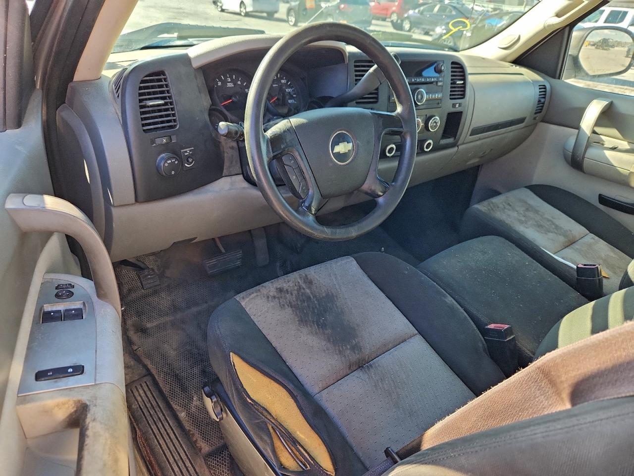 Chevrolet Silverado C1500 Image 2